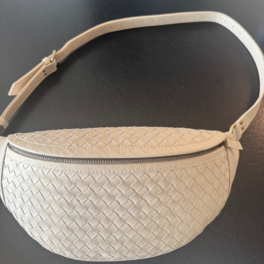 Mandrn Ivory Woven Atlas crossbody bag